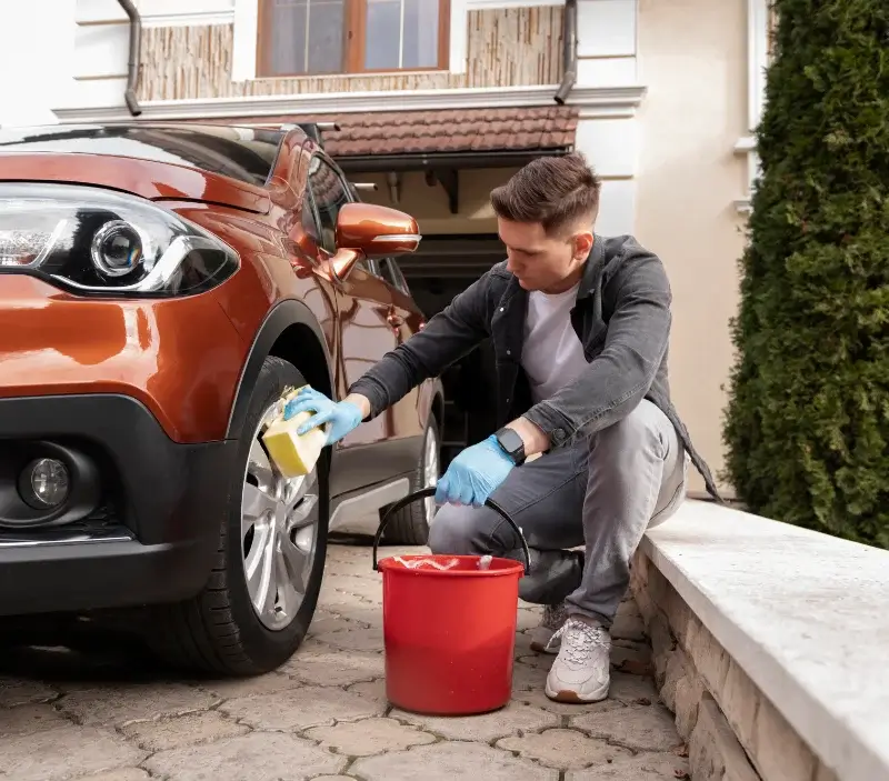 Lavage auto à domicile Vezels-Roussy : professionnel intervenant sur un véhicule